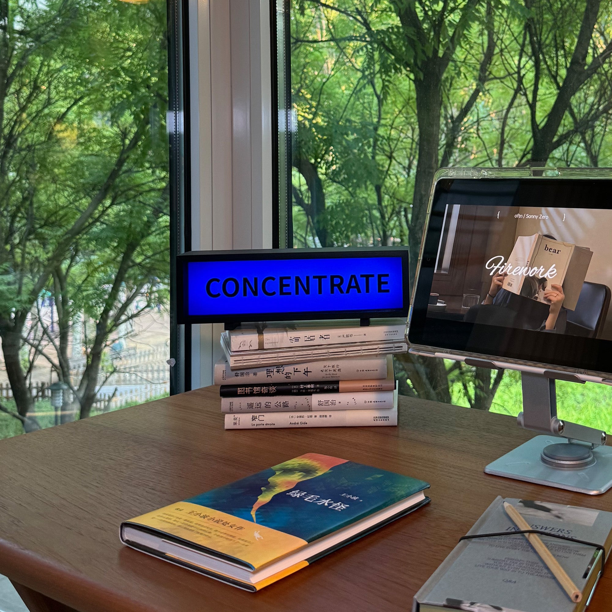 "CONCENTRATE" LED Desk Sign